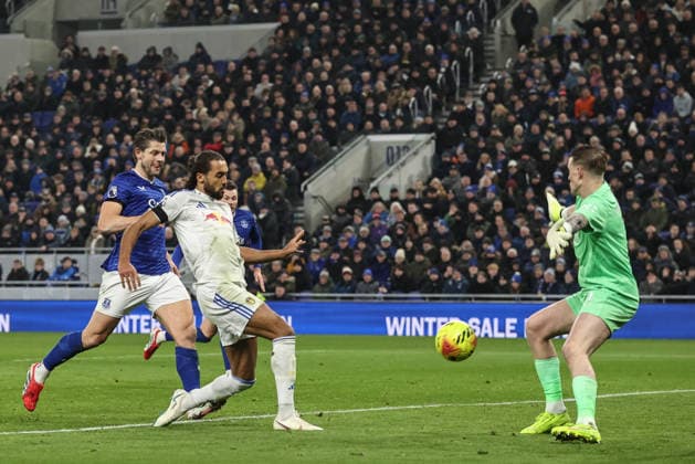 Premier League Everton vs Leeds United Everton goalkeeper Jordan Pickford blocks a shot off Dominic Calvert-Lewin of Leeds United during the Premier League match Everton vs Leeds United at Hill Dickinson Stadium, Liverpool, United Kingdom, 26th January 2026 (Photo by Alfie Cosgrove News Images) Liverpool Hill Dickinson Stadium Merseyside United Kingdom Copyright: xAlfiexCosgrove NewsxImagesx