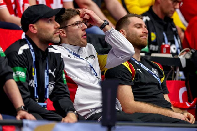 26.01.2026, Handball, Men s EHF EURO 2026, Deutschland - Dänemark, Jyske Bank Boxen in Herning, Dänemark, Main Round: Lukas Zerbe (Germany 17) gestikulierend auf der Tribüne neben Lukas Mertens (Germany 36) Dänemark