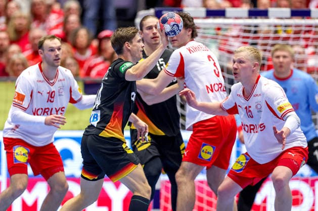 26.01.2026, Handball, Men s EHF EURO 2026, Deutschland - Dänemark, Jyske Bank Boxen in Herning, Dänemark, Main Round: Rune Dahmke (Germany 34) findet keinen Weg durch die Abwehr von Mathias Gidsel (Denmark 19) Niclas Vest Kirkelokke (Denmark 03) Magnus Saugstrup Jensen (Denmark 15) Dänemark