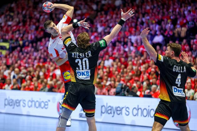 26.01.2026, Handball, Men s EHF EURO 2026, Deutschland - Dänemark, Jyske Bank Boxen in Herning, Dänemark, Main Round: Tom Kiesler (Germany 30) und Johannes Golla (Germany 04) verteidigen am Kreis gegen Mads Hoxer Hangaard (Denmark 38) Dänemark