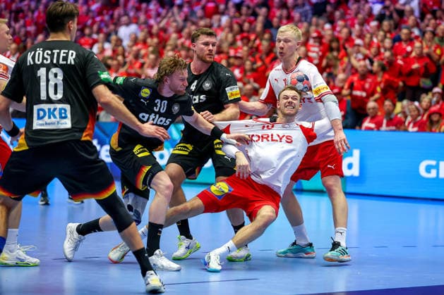26.01.2026, Handball, Men s EHF EURO 2026, Deutschland - Dänemark, Jyske Bank Boxen in Herning, Dänemark, Main Round: Julian Köster (Germany 18) Tom Kiesler (Germany 30) Johannes Golla (Germany 04) verteidigen am Kreis erfolglos gegen Mathias Gidsel (Denmark 19) neben Magnus Saugstrup Jensen (Denmark 15) Dänemark