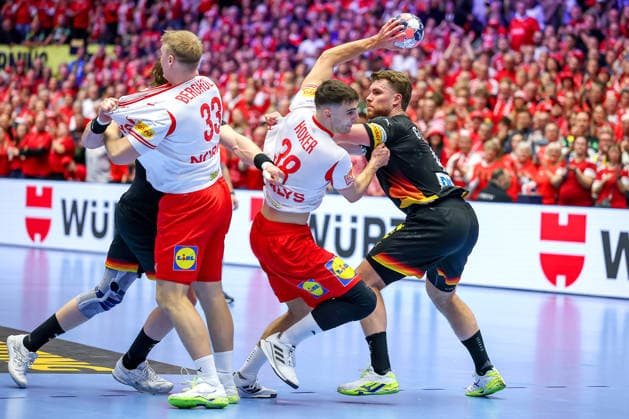 26.01.2026, Handball, Men s EHF EURO 2026, Deutschland - Dänemark, Jyske Bank Boxen in Herning, Dänemark, Main Round: Tom Kiesler (Germany 30) Johannes Golla (Germany 04) verteidigen gegen Magnus Saugstrup Jensen (Denmark 15) Mads Hoxer Hangaard (Denmark 38) Dänemark