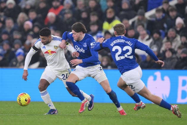 Everton v Leeds United, Premier League Leeds United s James Justin and Everton s Nathan Patterson compete during the Everton v Leeds United Premier League match at the Hill Dickinson Stadium, Liverpool, England on 26 January 2026 Credit: Gary Oakley Every Second Media Editorial use only. All images are copyright Every Second Media Limited. No images may be reproduced without prior permission. All rights reserved. Premier League and Football League images are subject to licensing agreements with Football DataCo Limited. see https: www.football-dataco.com Copyright: xIMAGO EveryxSecondxMediax ESM-1774-0044 GaryxOakleyx xEveryxSecondxMediax