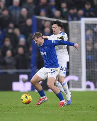 Everton v Leeds United, Premier League Everton s Kiernan Dewsbury-Hall and Leeds Facundo Buonanotte in action during the Everton v Leeds United Premier League match at the Hill Dickinson Stadium, Liverpool, England on 26 January 2026 Credit: Gary Oakley Every Second Media Editorial use only. All images are copyright Every Second Media Limited. No images may be reproduced without prior permission. All rights reserved. Premier League and Football League images are subject to licensing agreements with Football DataCo Limited. see https: www.football-dataco.com Copyright: xIMAGO EveryxSecondxMediax ESM-1774-0047 GaryxOakleyx xEveryxSecondxMediax
