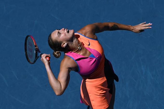 TENNIS AUSTRALIAN OPEN, Aryna Sabalenka of Belarus prepares to serve during the Women™s quarter finals match against Iva Jovic of USA on day 10 of the 2026 Australian Open tennis tournament at Melbourne Park in Melbourne, Tuesday, January 26, 2026. ( NO ARCHIVING MELBOURNE VICTORIA AUSTRALIA  Copyright: xJAMESxROSSx 20260127147944140457
