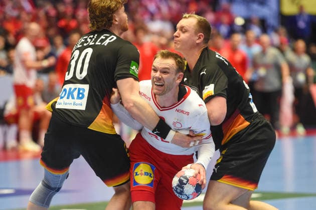 Handball I Herren I Europameisterschaft 2026 I Hauptrunden-Gruppe I I 3. Spieltag I Deutschland - Dänemark I 26.01.2026 von links Tom Kiesler (30, Deutschland), Mathias Gidsel (19, Dänemark), Justus Fischer (54, Deutschland) Copyright: xLobeca JanxKirschnerx