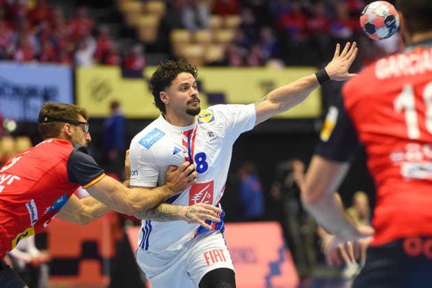 Handball I Herren I Europameisterschaft 2026 I Hauptrunden-Gruppe II I 3. Spieltag I Spanien - Frankreich I 26.01.2026 von links Antonio Serradilla (5, Spanien), Elohim Prandi (8, Frankreich) Copyright: xLobeca JanxKirschnerx