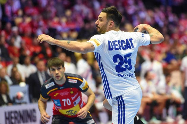 Handball I Herren I Europameisterschaft 2026 I Hauptrunden-Gruppe II I 3. Spieltag I Spanien - Frankreich I 26.01.2026 von links Daniel Fernandez Jimenez (70, Spanien), Hugo Descat (25, Frankreich) Copyright: xLobeca JanxKirschnerx