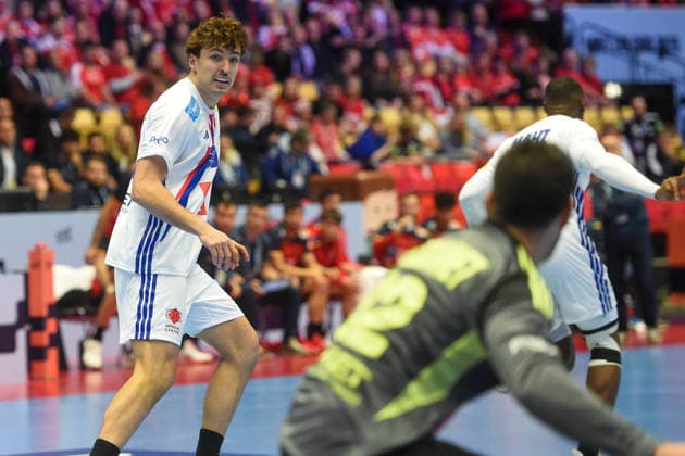 Handball I Herren I Europameisterschaft 2026 I Hauptrunden-Gruppe II I 3. Spieltag I Spanien - Frankreich I 26.01.2026 von links Thibaud Briet (39, Frankreich), Remi Desbonnet (92, Frankreich) Copyright: xLobeca JanxKirschnerx
