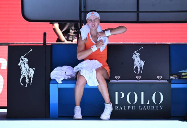 TENNIS AUSTRALIAN OPEN, Iva Jovic of USA uses ice packs during the Women™s quarter finals match against Aryna Sabalenkaon day 10 of the 2026 Australian Open tennis tournament at Melbourne Park in Melbourne, Tuesday, January 27, 2026. ( NO ARCHIVING MELBOURNE VICTORIA AUSTRALIA  Copyright: xJAMESxROSSx 20260127151346811930