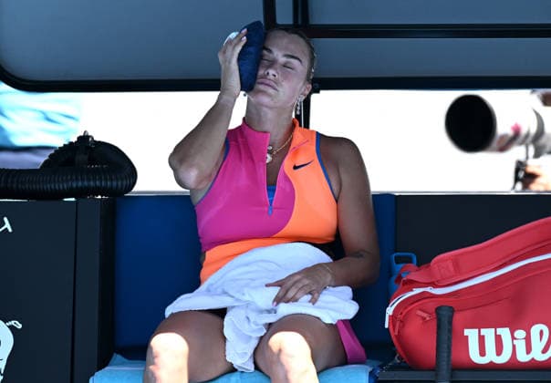 TENNIS AUSTRALIAN OPEN, Aryna Sabalenka of Belarus applys an ice pack during the Women™s quarter finals match against Iva Jovic of USA on day 10 of the 2026 Australian Open tennis tournament at Melbourne Park in Melbourne, Tuesday, January 27, 2026. ( NO ARCHIVING MELBOURNE VICTORIA AUSTRALIA  Copyright: xJAMESxROSSx 20260127140596923828