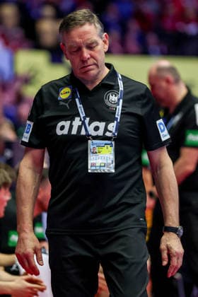 26.01.2026, Handball, Men s EHF EURO 2026, Deutschland - Dänemark, Jyske Bank Boxen in Herning, Dänemark, Main Round: Headcoach Alfred Gislason (Germany hc) gestikulierend am Spielfeldrand Dänemark