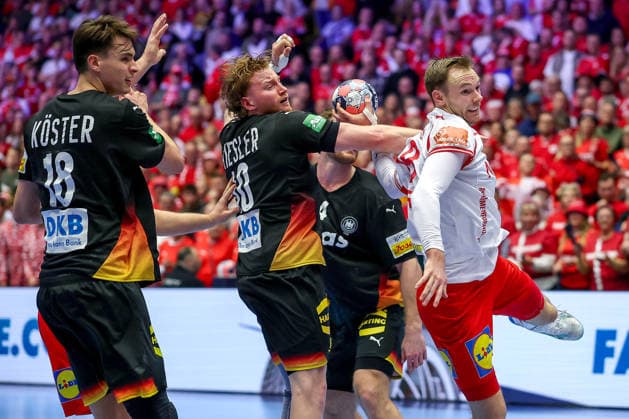 26.01.2026, Handball, Men s EHF EURO 2026, Deutschland - Dänemark, Jyske Bank Boxen in Herning, Dänemark, Main Round: Julian Köster (Germany 18) Tom Kiesler (Germany 30) im Zweikampf gegen Mathias Gidsel (Denmark 19) Dänemark