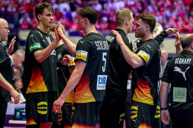 26.01.2026, Handball, Men s EHF EURO 2026, Deutschland - Dänemark, Jyske Bank Boxen in Herning, Dänemark, Main Round: Julian Köster (Germany 18) Miro Schluroff (Germany 05) David Späth (Germany 01) Johannes Golla (Germany 04) enttäuscht Enttäuschung nach der Niederlage gegen Dänemark Dänemark
