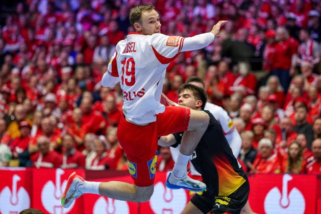 26.01.2026, Handball, Men s EHF EURO 2026, Deutschland - Dänemark, Jyske Bank Boxen in Herning, Dänemark, Main Round: Mathias Gidsel (Denmark 19) neben Renars Uscins (Germany 23) Dänemark