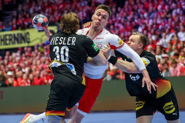 26.01.2026, Handball, Men s EHF EURO 2026, Deutschland - Dänemark, Jyske Bank Boxen in Herning, Dänemark, Main Round: Tom Kiesler (Germany 30) Justus Fischer (Germany 54) im Zweikampf gegen Lasse Bredekjaer Andersson (Denmark 28) Dänemark