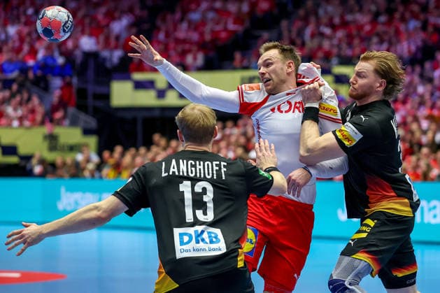 26.01.2026, Handball, Men s EHF EURO 2026, Deutschland - Dänemark, Jyske Bank Boxen in Herning, Dänemark, Main Round: Matthes Langhoff (Germany 13) neben Mathias Gidsel (Denmark 19) im Zweikampf gegen Tom Kiesler (Germany 30) Dänemark *** 26 01 2026, Handball, Men s EHF EURO 2026, Germany Denmark, Jyske Bank Boxing in Herning, Denmark, Main Round Matthes Langhoff Germany 13 next to Mathias Gidsel Denmark 19 in a duel against Tom Kiesler Germany 30 Denmark