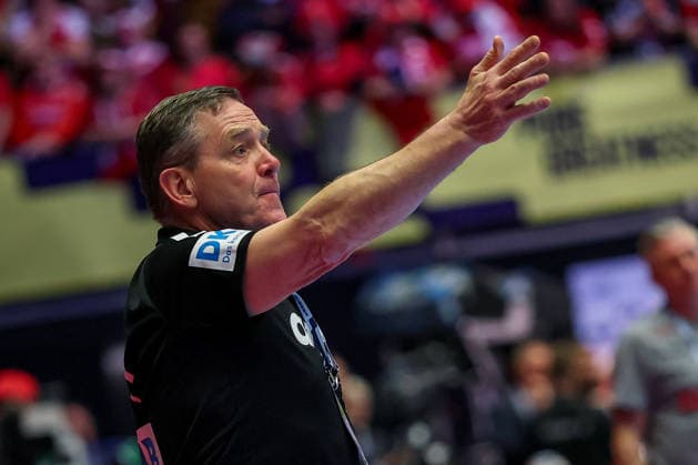 26.01.2026, Handball, Men s EHF EURO 2026, Deutschland - Dänemark, Jyske Bank Boxen in Herning, Dänemark, Main Round: Headcoach Alfred Gislason (Germany hc) gestikulierend am Spielfeldrand Dänemark