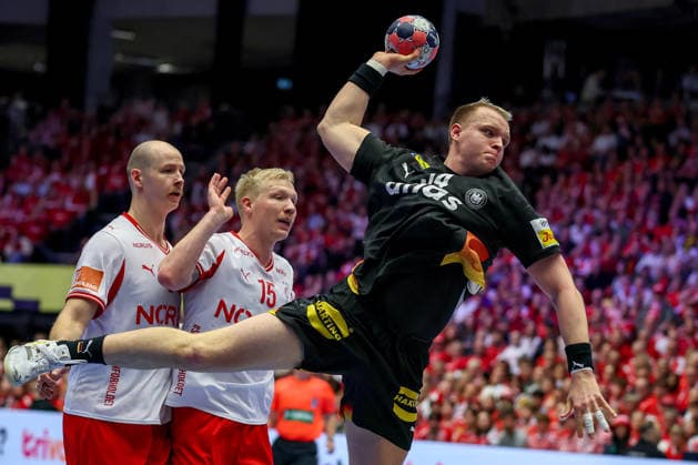 26.01.2026, Handball, Men s EHF EURO 2026, Deutschland - Dänemark, Jyske Bank Boxen in Herning, Dänemark, Main Round: Justus Fischer (Germany 54) im Zweikampf gegen Simon Hald Jensen (Denmark 34) Magnus Saugstrup Jensen (Denmark 15) Dänemark