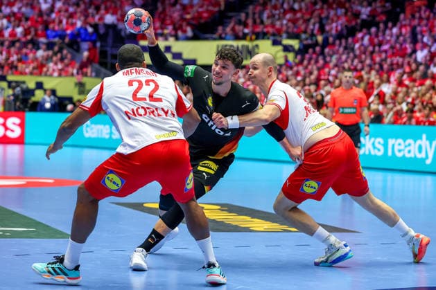26.01.2026, Handball, Men s EHF EURO 2026, Deutschland - Dänemark, Jyske Bank Boxen in Herning, Dänemark, Main Round: Marko Grgic (Germany 71) im Zweikampf gegen Mads Mensah Larsen (Denmark 22) Magnus Saugstrup Jensen (Denmark 15) Dänemark