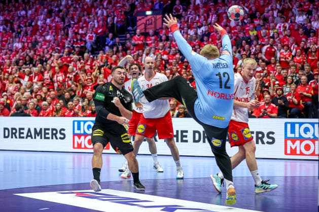 26.01.2026, Handball, Men s EHF EURO 2026, Deutschland - Dänemark, Jyske Bank Boxen in Herning, Dänemark, Main Round: Jannik Kohlbacher (Germany 80) wirft den Ball auf das Tor Emil Nielsen (Denmark 12) Dänemark