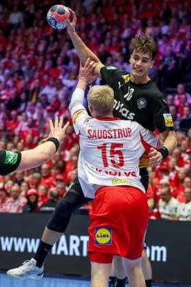 26.01.2026, Handball, Men s EHF EURO 2026, Deutschland - Dänemark, Jyske Bank Boxen in Herning, Dänemark, Main Round: Julian Köster (Germany 18) im Zweikampf gegen Magnus Saugstrup Jensen (Denmark 15) Dänemark