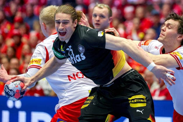 26.01.2026, Handball, Men s EHF EURO 2026, Deutschland - Dänemark, Jyske Bank Boxen in Herning, Dänemark, Main Round: Juri Knorr (Germany 15) im Zweikampf gegen Magnus Saugstrup Jensen (Denmark 15) Niclas Vest Kirkelokke (Denmark 03) Dänemark