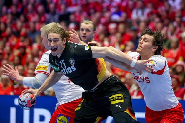 26.01.2026, Handball, Men s EHF EURO 2026, Deutschland - Dänemark, Jyske Bank Boxen in Herning, Dänemark, Main Round: Juri Knorr (Germany 15) im Zweikampf gegen Magnus Saugstrup Jensen (Denmark 15) Niclas Vest Kirkelokke (Denmark 03) Dänemark