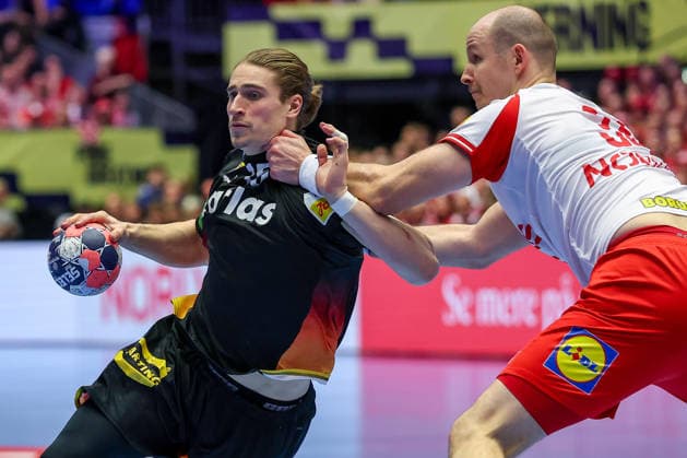 26.01.2026, Handball, Men s EHF EURO 2026, Deutschland - Dänemark, Jyske Bank Boxen in Herning, Dänemark, Main Round: Juri Knorr (Germany 15) im Zweikampf gegen Simon Hald Jensen (Denmark 34) Dänemark