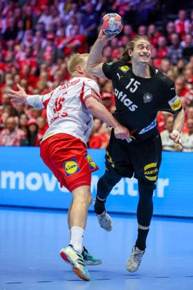 26.01.2026, Handball, Men s EHF EURO 2026, Deutschland - Dänemark, Jyske Bank Boxen in Herning, Dänemark, Main Round: Juri Knorr (Germany 15) im Zweikampf gegen Magnus Saugstrup Jensen (Denmark 15) wirft den Ball auf das Tor Dänemark