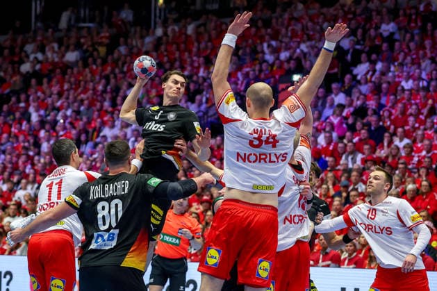 26.01.2026, Handball, Men s EHF EURO 2026, Deutschland - Dänemark, Jyske Bank Boxen in Herning, Dänemark, Main Round: Miro Schluroff (Germany 05) wirft den Ball auf das Tor gegen Simon Hald Jensen (Denmark 34) Mathias Gidsel (Denmark 19) Dänemark