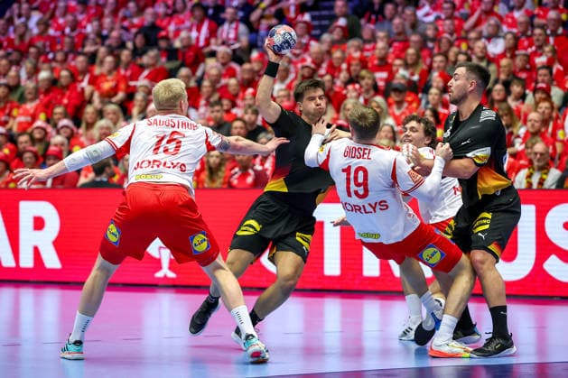 26.01.2026, Handball, Men s EHF EURO 2026, Deutschland - Dänemark, Jyske Bank Boxen in Herning, Dänemark, Main Round: Renars Uscins (Germany 23) Jannik Kohlbacher (Germany 80) im Zweikampf gegen Magnus Saugstrup Jensen (Denmark 15) Mathias Gidsel (Denmark 19) Dänemark