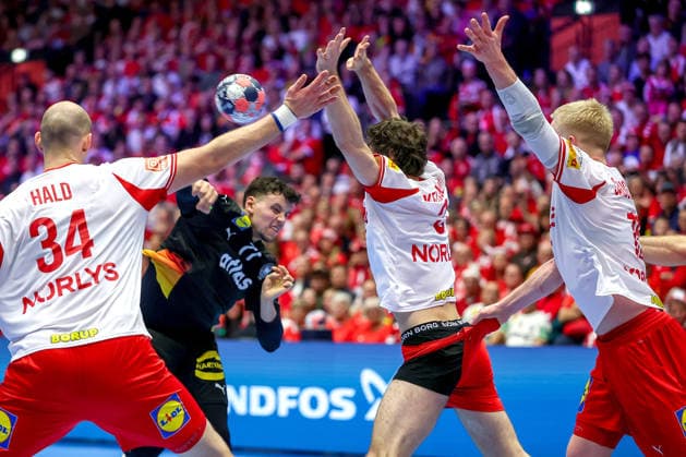 26.01.2026, Handball, Men s EHF EURO 2026, Deutschland - Dänemark, Jyske Bank Boxen in Herning, Dänemark, Main Round: Magnus Saugstrup Jensen (Denmark 15) (r.) zieht Niclas Vest Kirkelokke (Denmark 03) an der Hose neben Simon Hald Jensen (Denmark 34). Marko Grgic (Germany 71) wirft den Ball auf das Tor Dänemark