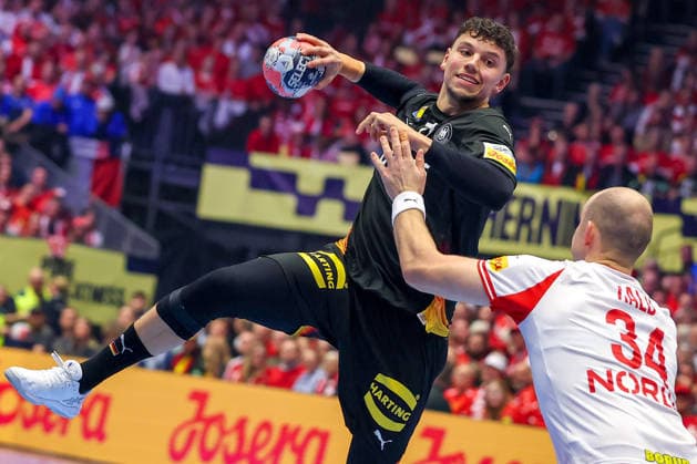 26.01.2026, Handball, Men s EHF EURO 2026, Deutschland - Dänemark, Jyske Bank Boxen in Herning, Dänemark, Main Round: Marko Grgic (Germany 71) wirft den Ball auf das Tor vorbei an Simon Hald Jensen (Denmark 34) Dänemark