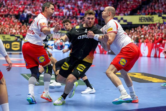 26.01.2026, Handball, Men s EHF EURO 2026, Deutschland - Dänemark, Jyske Bank Boxen in Herning, Dänemark, Main Round: Johannes Golla (Germany 04) im Zweikampf gegen Rasmus Lauge Schmidt (Denmark 11) Simon Hald Jensen (Denmark 34) Dänemark