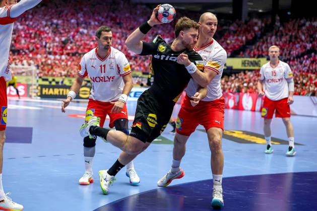 26.01.2026, Handball, Men s EHF EURO 2026, Deutschland - Dänemark, Jyske Bank Boxen in Herning, Dänemark, Main Round: Johannes Golla (Germany 04) im Zweikampf gegen Rasmus Lauge Schmidt (Denmark 11) Simon Hald Jensen (Denmark 34) Dänemark