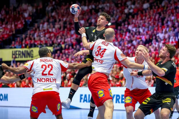 26.01.2026, Handball, Men s EHF EURO 2026, Deutschland - Dänemark, Jyske Bank Boxen in Herning, Dänemark, Main Round: Marko Grgic (Germany 71) im Zweikampf gegen Mads Mensah Larsen (Denmark 22) Simon Hald Jensen (Denmark 34) Magnus Saugstrup Jensen (Denmark 15) Dänemark