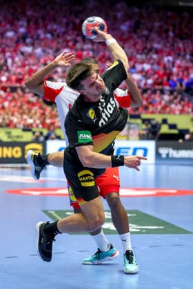 26.01.2026, Handball, Men s EHF EURO 2026, Deutschland - Dänemark, Jyske Bank Boxen in Herning, Dänemark, Main Round: Renars Uscins (Germany 23) im Zweikampf gegen Mads Mensah Larsen (Denmark 22) Dänemark