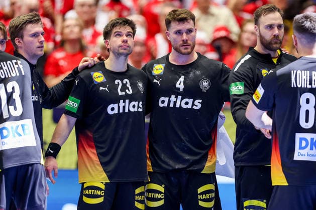 26.01.2026, Handball, Men s EHF EURO 2026, Deutschland - Dänemark, Jyske Bank Boxen in Herning, Dänemark, Main Round: Franz Semper (Germany 32) Renars Uscins (Germany 23) Johannes Golla (Germany 04) Andreas Wolff (Germany 33) enttäuscht Enttäuschung nach der Niederlage gegen Dänemark Dänemark