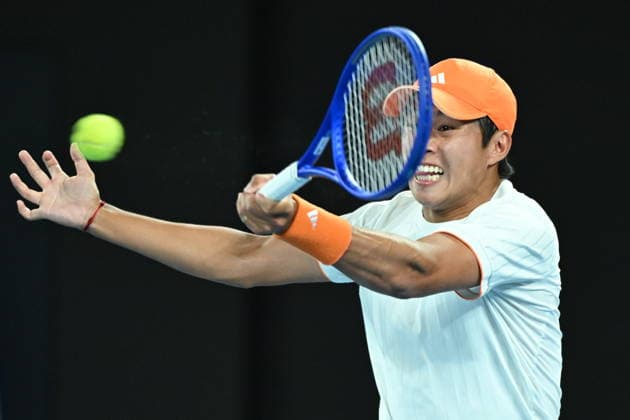 TENNIS AUSTRALIAN OPEN, Learner Tien of USA in action during the Men™s quarter final match against Alexander Zverev of Germany on day 10 of the 2026 Australian Open tennis tournament at Melbourne Park in Melbourne, Tuesday, January 27, 2026. ( NO ARCHIVING MELBOURNE VICTORIA AUSTRALIA  Copyright: xJAMESxROSSx 20260127127756275662
