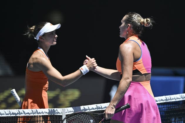 Australian Open 2026 MELBOURNE, AUSTRALIA - JANUARY 27: Iva Jovic (USA) and Aryna Sabalenka (R) shake hands at the next at the end of their Quarterfinals match at the Australian Open grand slam tennis tournament at Melbourne Park in Melbourne, Australia on January 27, 2026 Mark Avellino Anadolu Melbourne Australia. Editorial use only. Please get in touch for any other usage.  Copyright: x2026xAnadoluxMarkxAvellinox