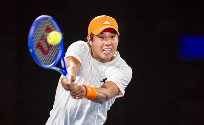 (260127) -- MELBOURNE, Jan. 27, 2026 -- Learner Tien of the United States hits a return during the men s singles quarterfinal match between Alexander Zverev of Germany and Learner Tien of the United States at the Australian Open tennis tournament in Melbourne, Australia, Jan. 27, 2026. (Photo by Xinhua) (SP)AUSTRALIA-MELBOURNE-TENNIS-AUSTRALIAN OPEN-MEN S SINGLES-QUARTERFINAL HuxJingchen 