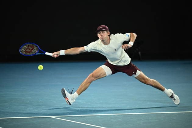 TENNIS AUSTRALIAN OPEN, Alex de Minaur of Australia in action during the Men™s quarter final match against Carlos Alcaraz of Spain on day 10 of the 2026 Australian Open tennis tournament at Melbourne Park in Melbourne, Tuesday, January 27, 2026. ( NO ARCHIVING MELBOURNE VICTORIA AUSTRALIA  Copyright: xJOELxCARRETTx 20260127112031028840