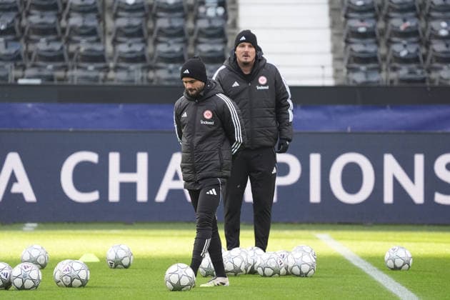 Die Interimstrainer Dennis Schmitt und Alex Meier (Eintracht Frankfurt) diskutieren vor dem Champions League Spiel gegen Tottenham - Frankfurt 27.01.2026: Eintracht Frankfurt Abschlusstraining, Deutsche Bank Park, 8. Spieltag Champions League