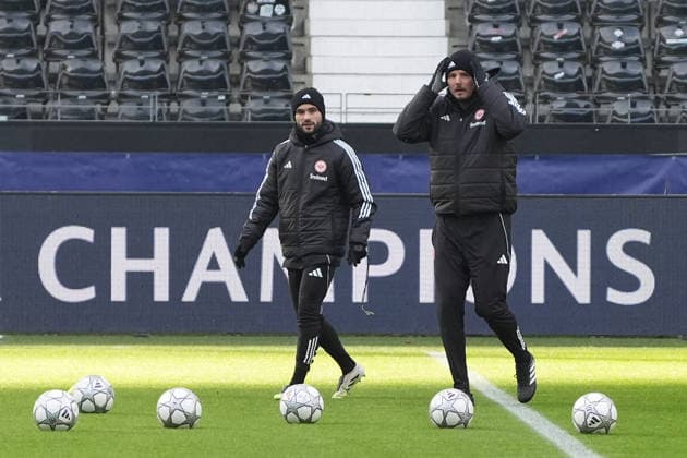 Die Interimstrainer Dennis Schmitt und Alex Meier (Eintracht Frankfurt) diskutieren vor dem Champions League Spiel gegen Tottenham - Frankfurt 27.01.2026: Eintracht Frankfurt Abschlusstraining, Deutsche Bank Park, 8. Spieltag Champions League