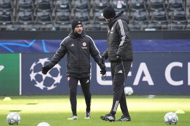 Die Interimstrainer Dennis Schmitt und Alex Meier (Eintracht Frankfurt) diskutieren vor dem Champions League Spiel gegen Tottenham - Frankfurt 27.01.2026: Eintracht Frankfurt Abschlusstraining, Deutsche Bank Park, 8. Spieltag Champions League