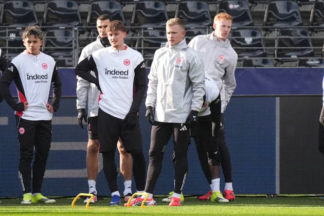 Jonathan Burkardt (Eintracht Frankfurt) im Training zurück, mit Alexander Staff (Eintracht Frankfurt), Marvin Dills (Eintracht Frankfurt), Hugo Larsson (Eintracht Frankfurt) - Frankfurt 27.01.2026: Eintracht Frankfurt Abschlusstraining, Deutsche Bank Park, 8. Spieltag Champions League