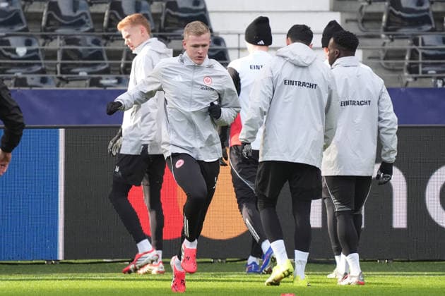 Jonathan Burkardt (Eintracht Frankfurt) im Training zurück, mit Arnaud Kalimuendo (Eintracht Frankfurt) - Frankfurt 27.01.2026: Eintracht Frankfurt Abschlusstraining, Deutsche Bank Park, 8. Spieltag Champions League