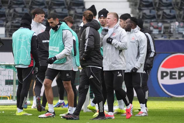 Jonathan Burkardt (Eintracht Frankfurt) im Training zurück, mit Arnaud Kalimuendo (Eintracht Frankfurt) - Frankfurt 27.01.2026: Eintracht Frankfurt Abschlusstraining, Deutsche Bank Park, 8. Spieltag Champions League