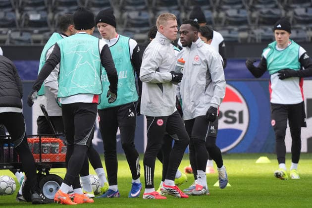 Jonathan Burkardt (Eintracht Frankfurt) im Training zurück, mit Arnaud Kalimuendo (Eintracht Frankfurt) - Frankfurt 27.01.2026: Eintracht Frankfurt Abschlusstraining, Deutsche Bank Park, 8. Spieltag Champions League